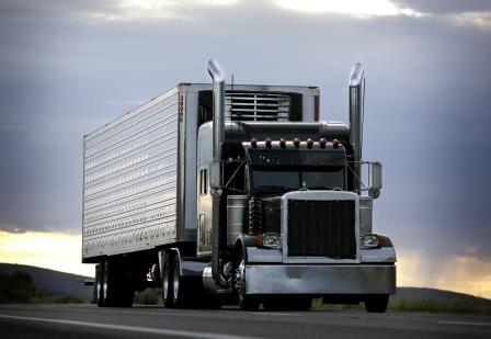 18-wheeler truck on a highway avoiding fatal truck accidents